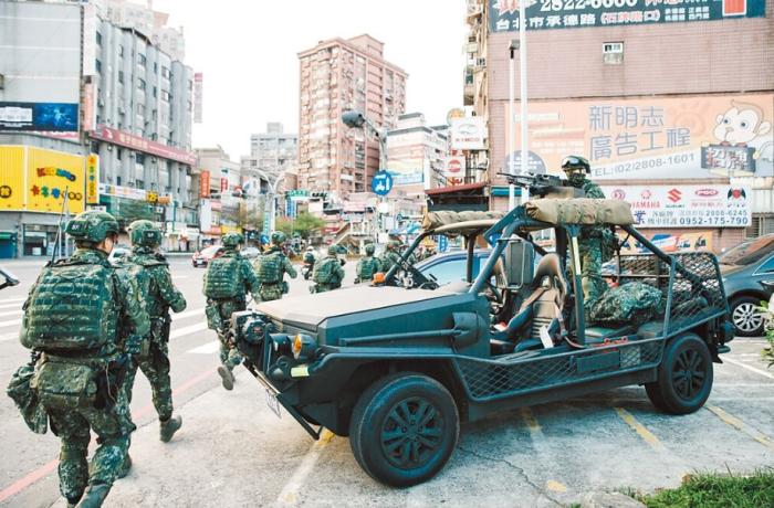 圖為2021年臺陸軍特種作戰(zhàn)指揮部在演習(xí)。圖片來源：臺灣《中國時(shí)報(bào)》。