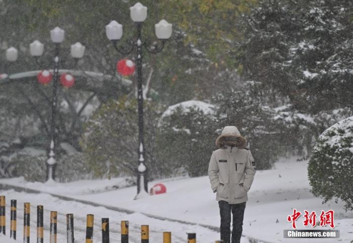 圖為市民在雪中出行。 <a target='_blank' href='/' ><p  align=