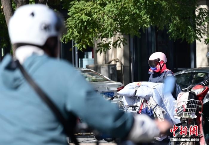 石家莊街頭，市民紛紛穿上厚厚的外套“捂”裝前行。 <a target='_blank' href='/'><p  align=