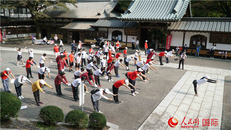 開跑前，中日青少年一起做熱身運動。人民網(wǎng) 蔣曉辰攝