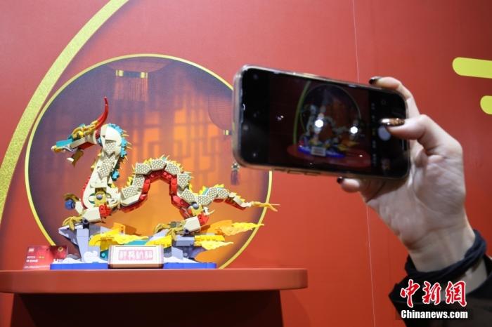 第六屆中國(guó)國(guó)際進(jìn)口博覽會(huì)舉行，消費(fèi)品展區(qū)展出以生肖龍為題材的中國(guó)元素產(chǎn)品。<a target='_blank' href='/'><p  align=