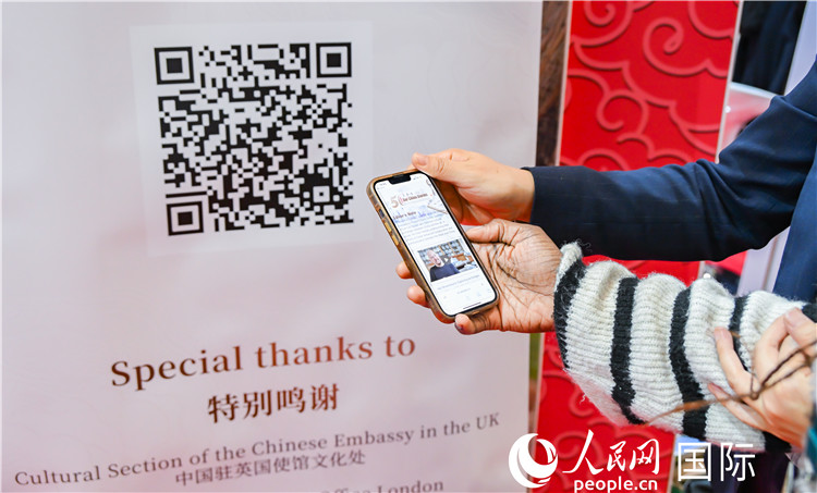 觀眾掃碼《我們的中國故事》系列視頻。人民網(wǎng) 郭錦標(biāo)攝