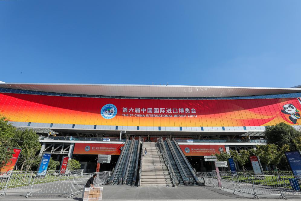 這是第六屆進(jìn)博會(huì)場館國家會(huì)展中心（上海）外景（2023年11月2日攝）。新華社記者 辛夢晨 攝