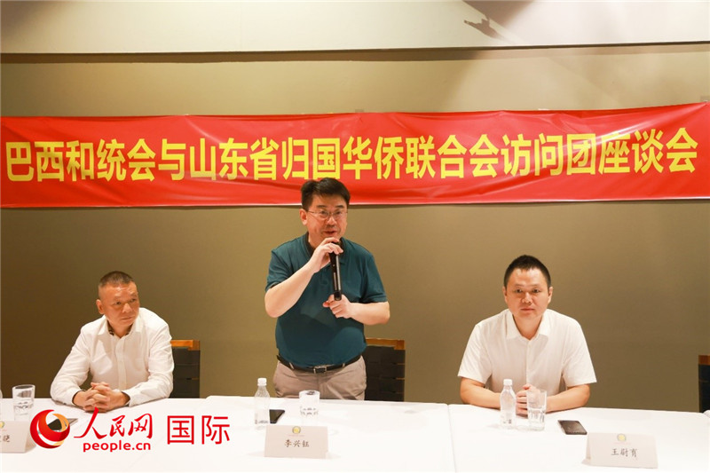 中國僑聯(lián)副主席、山東省僑聯(lián)主席李興鈺（中）在座談會上致辭。人民網(wǎng)記者 陳海琪攝