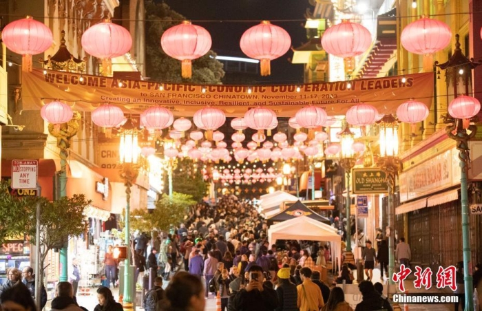 當(dāng)?shù)貢r間11月10日，美國舊金山唐人街夜市人頭攢動。亞太經(jīng)合組織(APEC)第三十次領(lǐng)導(dǎo)人非正式會議將在舊金山舉行，當(dāng)?shù)靥迫私钟媱澟e辦包括夜市在內(nèi)的多場活動，以吸引與會者、游客和市民的光顧。<a target='_blank' href='/'><p  align=