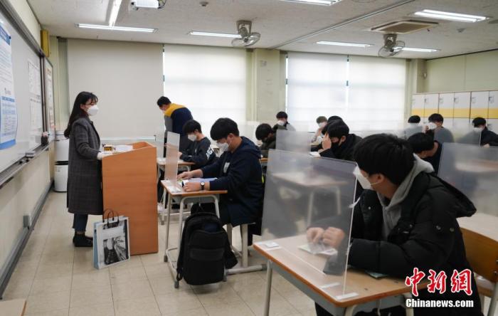 12月3日，延遲近一個月的韓國高考舉行。據(jù)韓國教育部消息，今年考生約49.34萬人，創(chuàng)歷史最低紀錄。圖為在首爾某考點內，考桌上設有隔板。