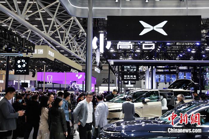 11月17日，廣州車展展館人流如織。中新財經記者 葛成 攝