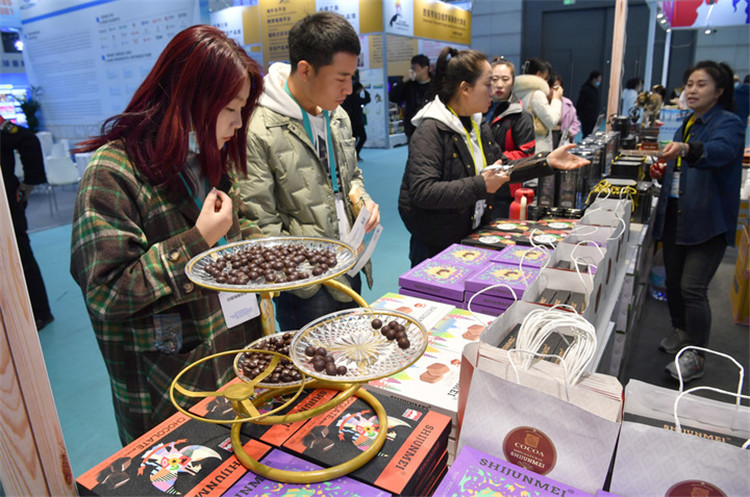 11月16日，觀眾在第七屆絲博會(huì)印度尼西亞展位上參觀選購食品。新華社記者 邵瑞 攝