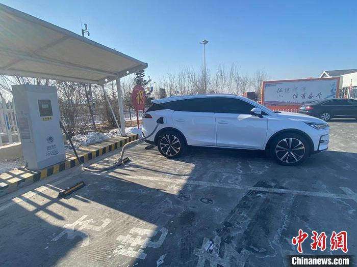 資料圖：新能源汽車正在充電?！±畹?攝