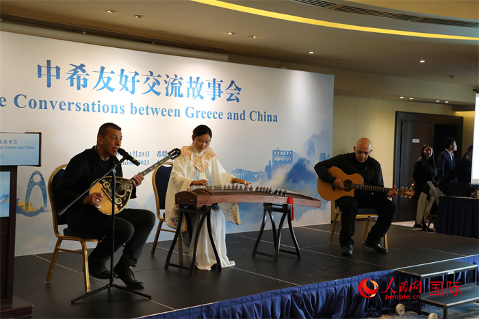 中希藝術(shù)家用古箏和布祖基琴演奏希臘著名歌曲《比雷埃夫斯的孩子》。   人民網(wǎng)記者 謝亞宏攝