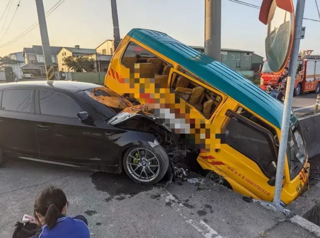 托兒所校車被轎車從側(cè)邊撞上，車體嚴重毀損。圖片來源：臺灣《聯(lián)合報》民眾供圖