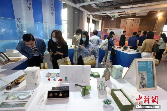 9月28日，“一帶一路，文明之橋”圖書文創(chuàng)展在北京圖書大廈開幕，圖為觀眾參觀展覽。<a target='_blank' href='/'><p  align=