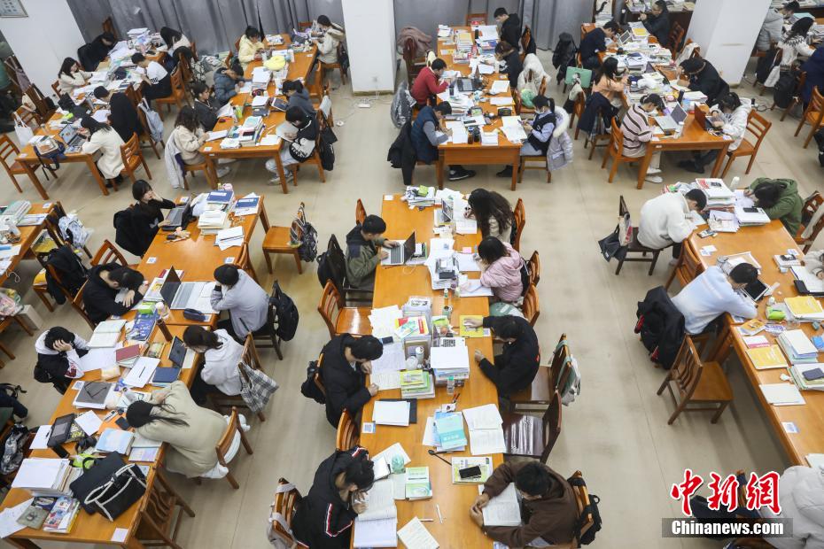資料圖：眾多考研學(xué)生在南昌大學(xué)圖書館的自習(xí)室內(nèi)復(fù)習(xí)備考。 劉力鑫 攝