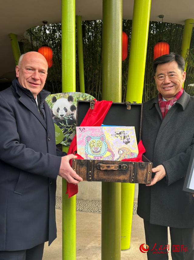 吳墾大使和韋格納市長(zhǎng)手捧德國兒童為“夢(mèng)想”“夢(mèng)圓”準(zhǔn)備的手繪“送別大禮包”。人民網(wǎng)記者 徐馨攝