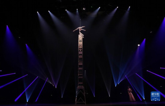 12月8日，演員在法國巴黎舉行的中國雜技“奇妙之夜”演出上表演《高椅》。新華社記者 高靜 攝