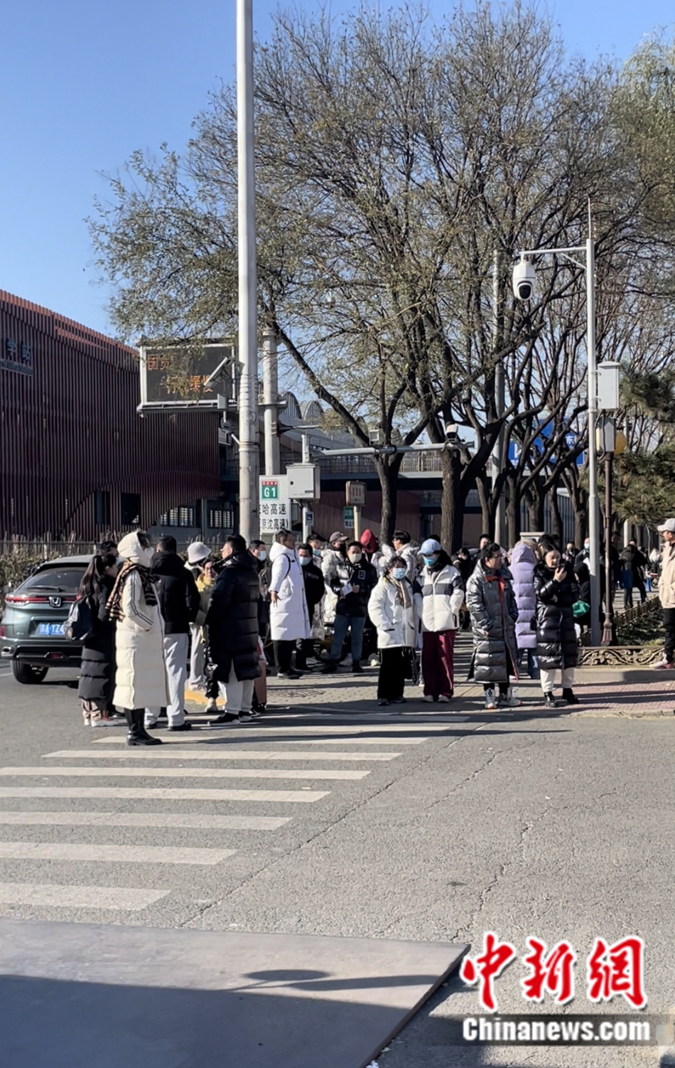 不少家長和老師在考場外等候。袁秀月 攝