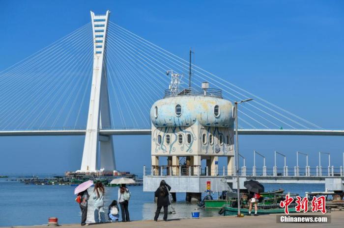 圖為游客在文昌鋪前漁港游玩。<a target='_blank' href='/' _fcksavedurl='/' ><p  align=