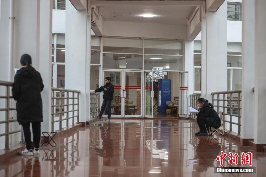 資料圖：幾位考研學(xué)生在南昌大學(xué)教學(xué)樓的天橋上復(fù)習(xí)備考。劉力鑫 攝