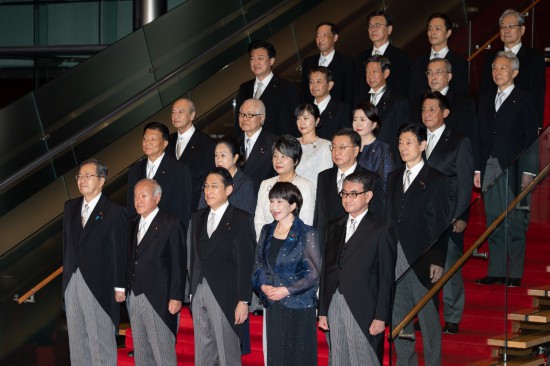 9月13日，日本首相岸田文雄（前排中）在東京的首相官邸率閣僚合影。新華社記者張笑宇攝