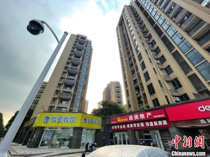 多家房地產(chǎn)中介。 蘇婷 攝
