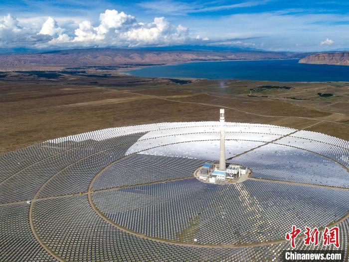 資料圖：光伏發(fā)電園區(qū)一隅。張進剛 攝