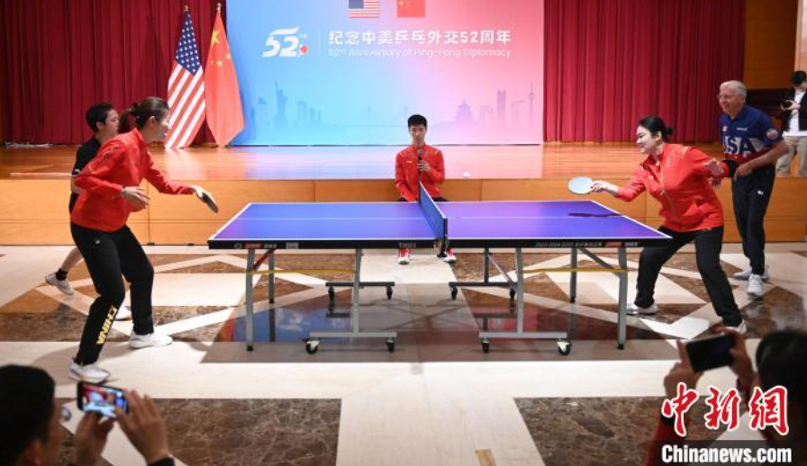 當(dāng)?shù)貢r(shí)間12月13日，中國駐美使館在華盛頓舉辦慶祝活動(dòng)紀(jì)念中美乒乓外交52周年。圖為丁寧、劉偉、戴爾等中美運(yùn)動(dòng)員上演混雙表演賽。中新社記者 陳孟統(tǒng) 攝