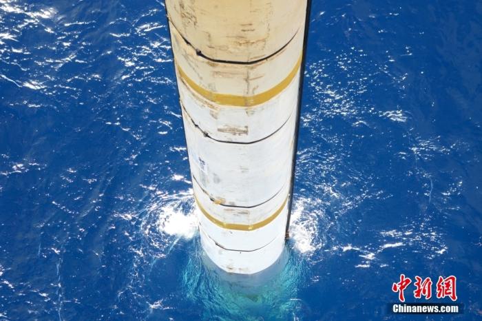 鉆井平臺上伸入海中的設(shè)備。<a target='_blank' href='/' _fcksavedurl='/' ><p  align=