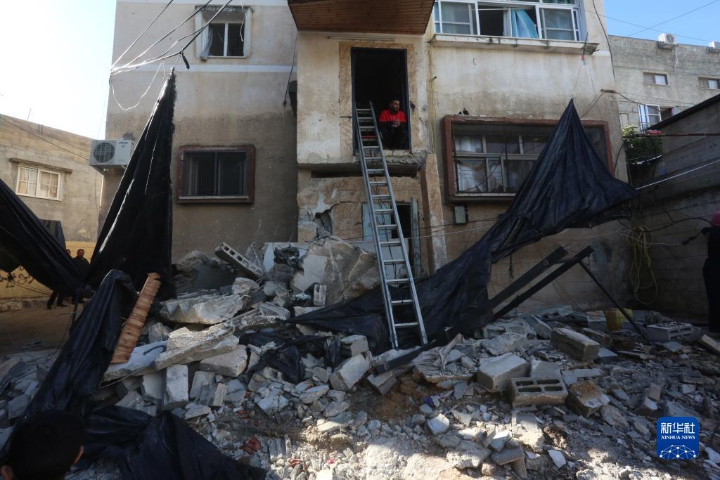 12月17日，在約旦河西岸城市圖勒凱爾姆附近的一處難民營，人們查看在沖突中損毀的房屋。新華社發(fā)（尼達(dá)爾·艾仕塔耶?dāng)z）