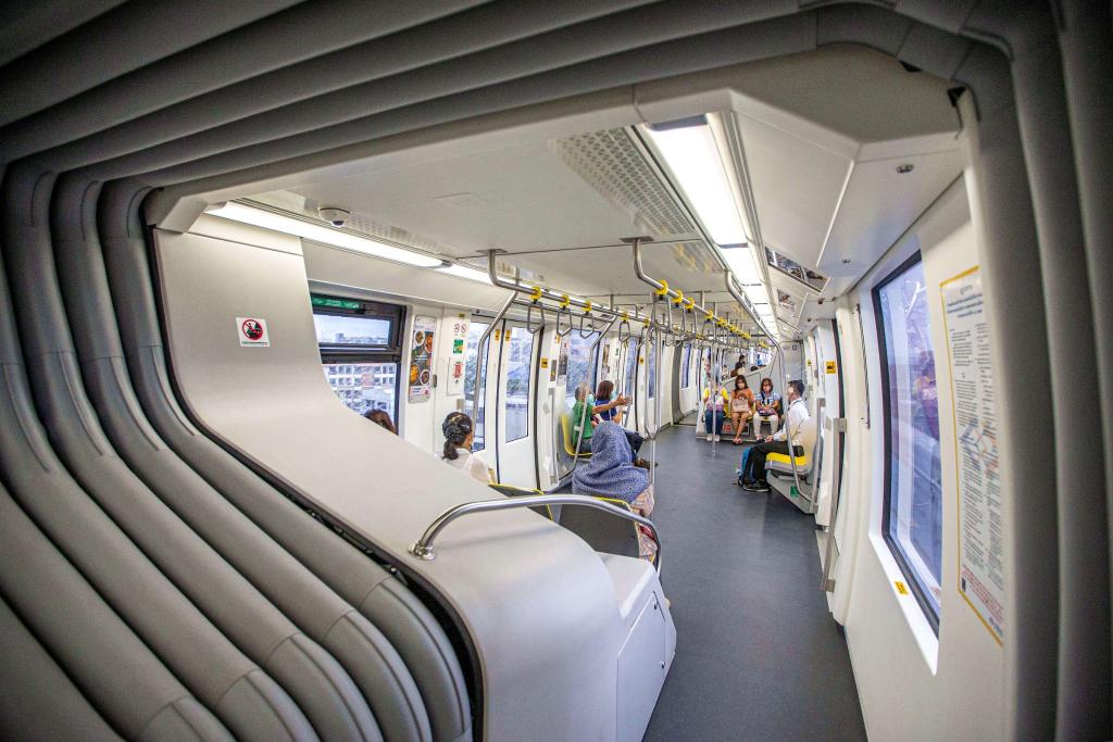 9月14日，乘客在泰國曼谷搭乘“黃線”列車。泰國曼谷是世界著名旅游目的地之一，當(dāng)?shù)厝税堰@座城市的高架軌道交通系統(tǒng)稱為“曼谷天鐵”。2023年下半年，由位于安徽蕪湖的中車浦鎮(zhèn)阿爾斯通運(yùn)輸系統(tǒng)公司生產(chǎn)并提供的單軌道列車“天鐵黃線”在曼谷正式運(yùn)營，11月同樣由該公司生產(chǎn)并提供列車的“天鐵粉線”也在曼谷開始試運(yùn)行?！爸袊窃臁睆闹袊徍淼教﹪?，讓曼谷近郊與市中心的連接更為緊密，豐富城市面貌的同時(shí)，也為當(dāng)?shù)匕l(fā)展注入新活力。（新華社記者王騰攝）