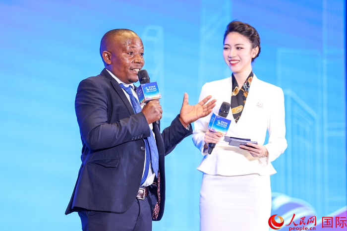 來自烏干達(dá)坎帕拉—恩德培機(jī)場高速公路項目的赫爾曼（左）被評為中國交建共建“一帶一路”最美外籍建設(shè)者之一。人民網(wǎng)記者 趙益普攝