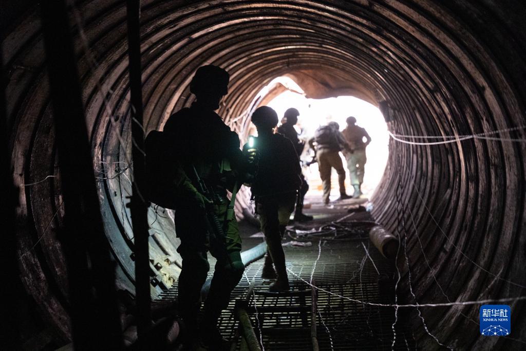 這張以色列國防軍12月17日發(fā)布的照片顯示，以軍地面部隊在加沙地帶發(fā)現(xiàn)一處大型地下隧道。新華社發(fā)