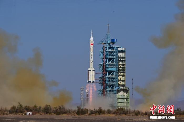 資料圖：北京時(shí)間2023年10月26日11時(shí)14分，搭載神舟十七號(hào)載人飛船的長征二號(hào)F遙十七運(yùn)載火箭在酒泉衛(wèi)星發(fā)射中心點(diǎn)火發(fā)射。汪江波 攝