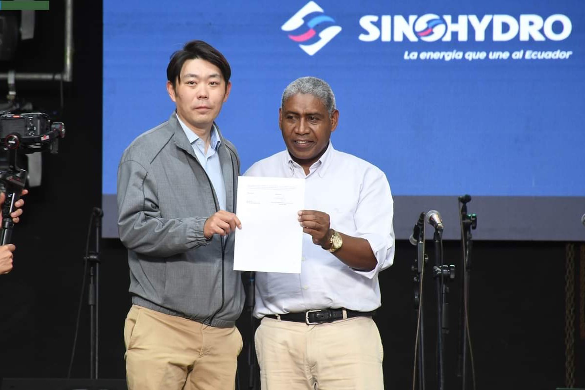 中國電建厄瓜多爾國別代表白納（左）代表中國電建向厄瓜多爾埃爾查科市康復中心捐贈了一批康復器材，埃爾查科市市長奧斯卡·德拉克魯斯·卡瓦蒂霍（右）對中國企業(yè)的善舉表示感謝。中國電建厄瓜多爾代表處供圖