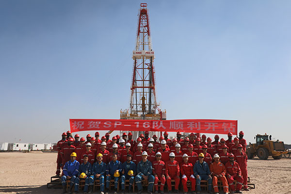 12月25日，中石化國(guó)工科威特分公司SINOPEC-16隊(duì)在科威特北部油區(qū)順利開(kāi)鉆。中石化供圖