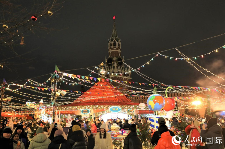 位于莫斯科紅場中央的“古姆”新年集市。人民網(wǎng)記者 隋鑫攝