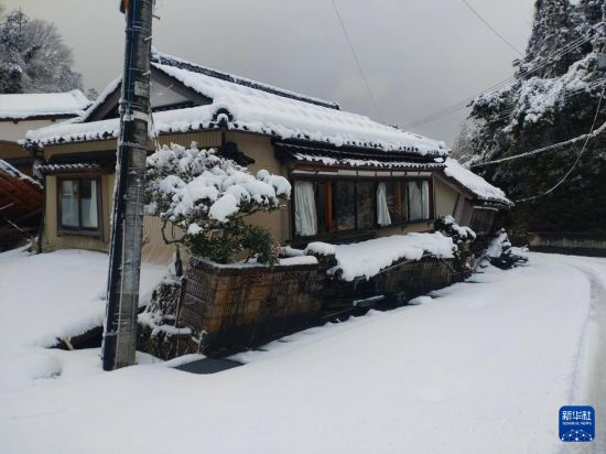 這是1月8日拍攝的日本能登半島地震災(zāi)區(qū)珠洲市的街景。