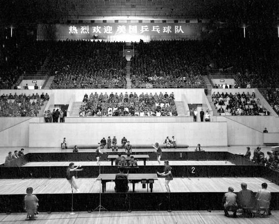 圖為1971年4月13日，中華全國體育總會舉行歡迎儀式，歡迎前來中國進(jìn)行訪問的美國乒乓球代表團(tuán)。中美兩國乒乓球運動員在北京首都體育館進(jìn)行了友誼比賽。新華社發(fā)