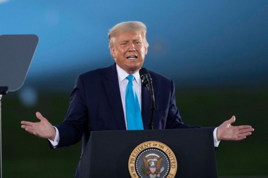 這是2020年9月3日時(shí)任美國(guó)總統(tǒng)特朗普在美國(guó)賓夕法尼亞州拉特羅布參加競(jìng)選集會(huì)的資料照片。新華社記者劉杰攝