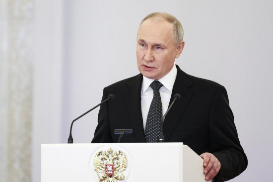 2023年12月8日，俄羅斯總統(tǒng)普京在莫斯科克里姆林宮出席“祖國(guó)英雄日”慶祝儀式。新華社/塔斯社