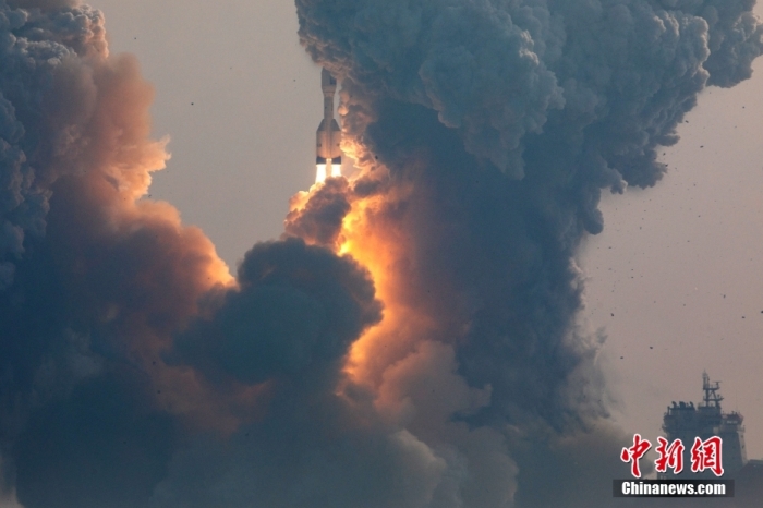 北京時間1月11日13時30分，引力一號遙一運載火箭由太原衛(wèi)星發(fā)射中心在山東海陽附近海域點火升空，將云遙一號18～20星3顆衛(wèi)星送入預(yù)定軌道，飛行試驗任務(wù)獲得圓滿成功。這是引力一號火箭首次飛行，創(chuàng)造全球最大固體運載火箭、中國運力最大民商火箭紀(jì)錄。圖/太原衛(wèi)星發(fā)射中心