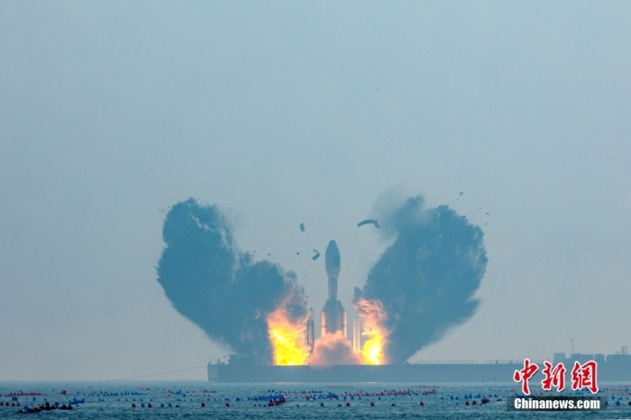 北京時間1月11日13時30分，引力一號遙一運載火箭由太原衛(wèi)星發(fā)射中心在山東海陽附近海域點火升空，將云遙一號18～20星3顆衛(wèi)星送入預(yù)定軌道，飛行試驗任務(wù)獲得圓滿成功。這是引力一號火箭首次飛行，創(chuàng)造全球最大固體運載火箭、中國運力最大民商火箭紀(jì)錄。圖/太原衛(wèi)星發(fā)射中心