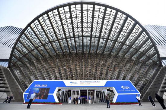 2023年10月30日，參會嘉賓步入長沙國際會議中心。當日，以“全球發(fā)展 共享安全”為主題的博鰲亞洲論壇全球經(jīng)濟發(fā)展與安全論壇第二屆大會在湖南長沙開幕。新華社記者 陳振海 攝