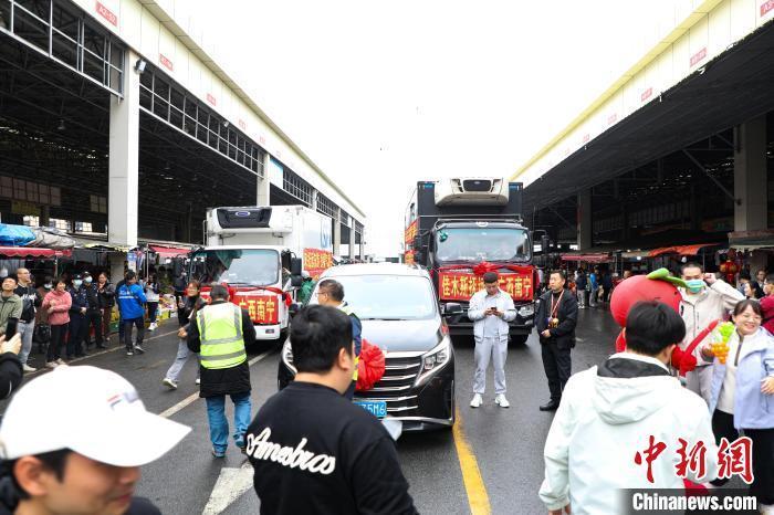 運(yùn)載蔓越莓車隊(duì)前，不少民眾正在圍觀打卡。 王偉臣 攝