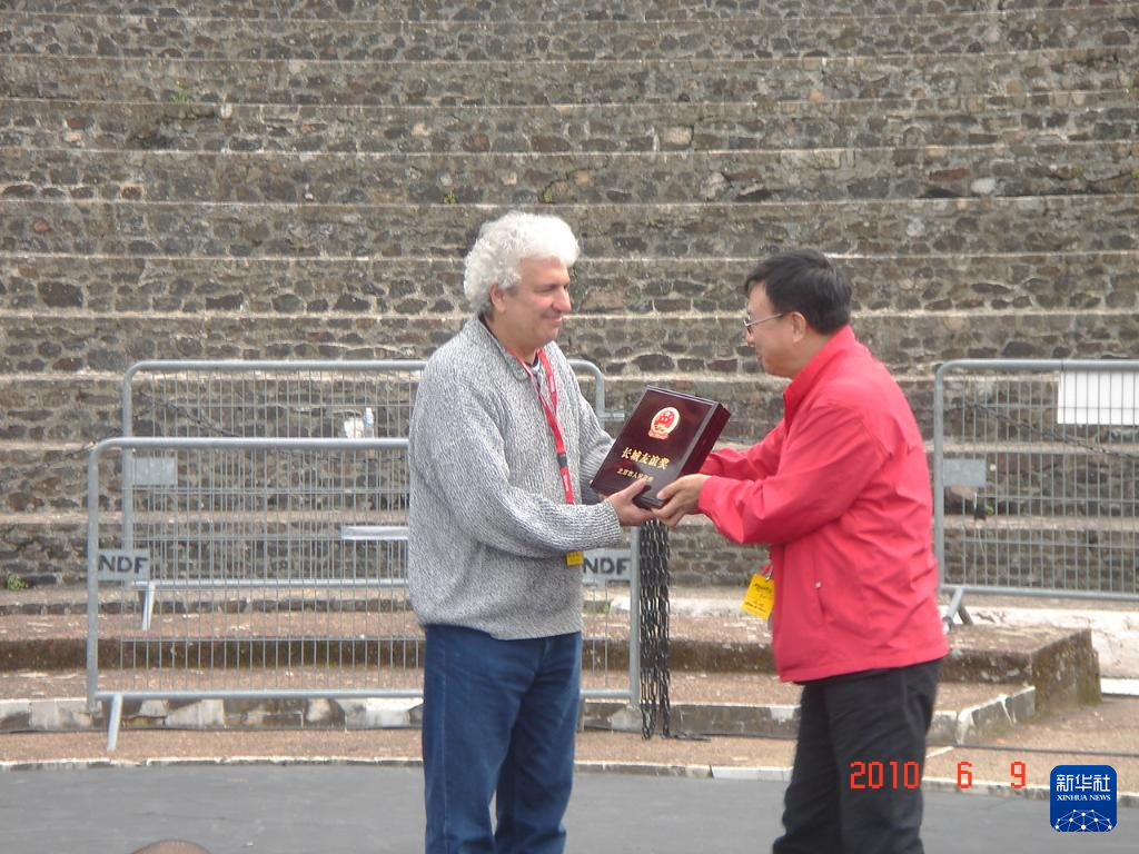 這是2010年帕特里克·索米耶（圖左）獲頒北京市人民政府授予的“長城友誼獎”時的資料照片。新華社發(fā)（受訪對象供圖）