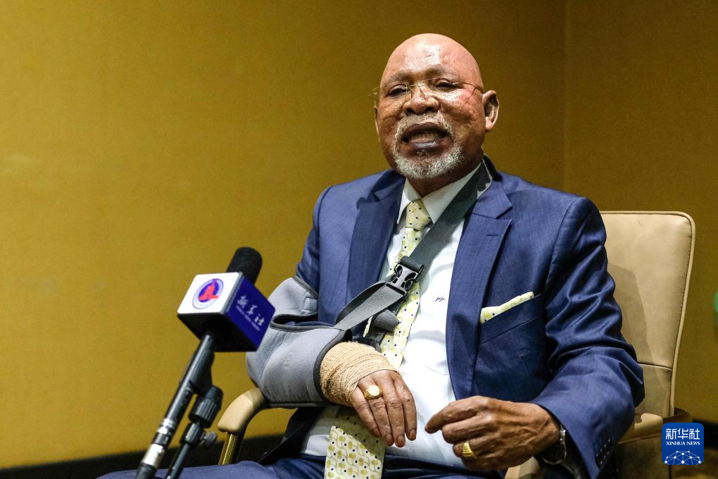 1月15日，烏干達外長奧東戈在坎帕拉舉行的不結(jié)盟運動第19次峰會高級別官員會議期間接受新華社記者專訪。新華社發(fā)（阿佳拉·納瓦達攝）