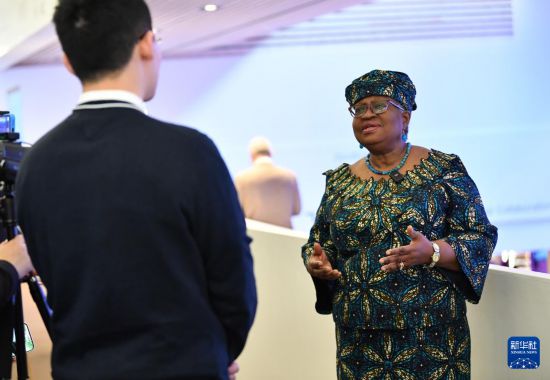 1月18日，世界貿(mào)易組織總干事伊維拉在瑞士達(dá)沃斯舉行的世界經(jīng)濟(jì)論壇2024年年會(huì)期間接受新華社記者專訪。新華社記者 連漪 攝