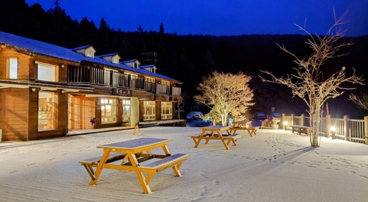 位在宜蘭縣內的太平山森林游樂區(qū)23日凌晨開始下雪，園區(qū)翠峰山屋前一片雪白。圖片來源：臺灣“中央社”。
