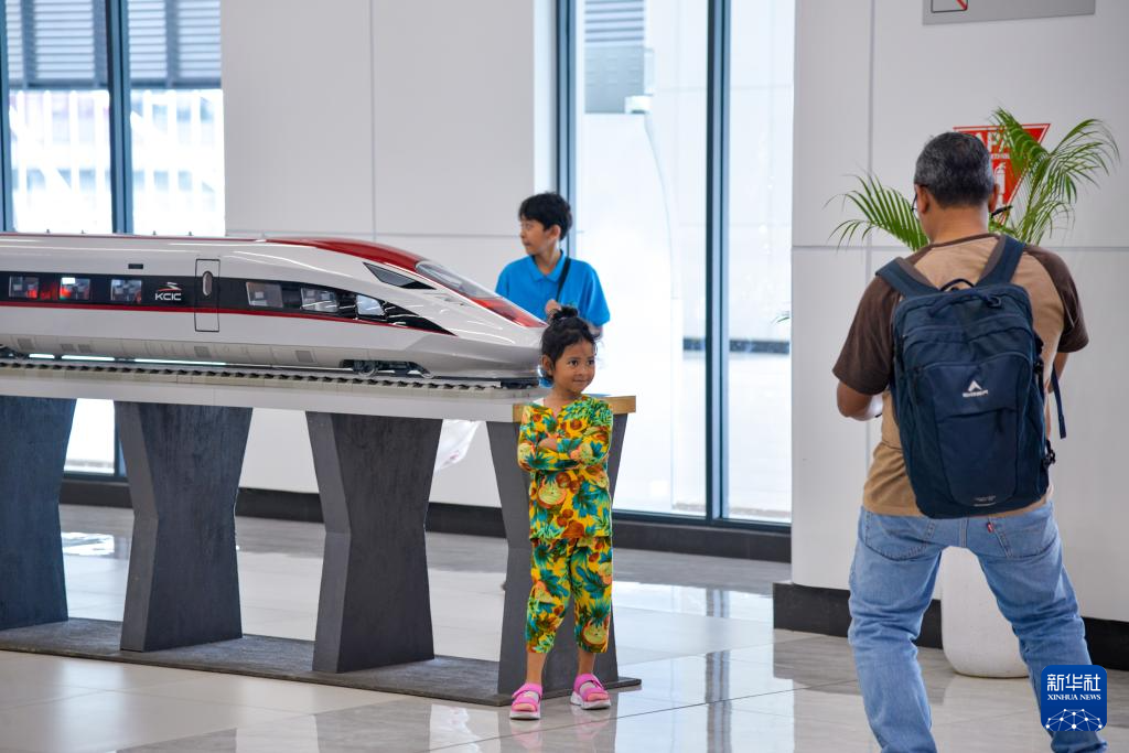 1月24日，在印度尼西亞雅加達(dá)哈利姆站候車(chē)大廳，一名小朋友和雅萬(wàn)高鐵高速動(dòng)車(chē)組模型合影。新華社記者 徐欽 攝