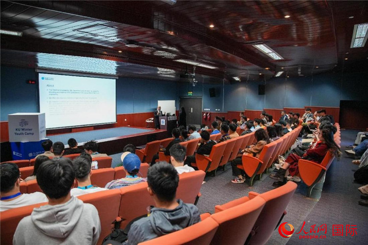 圖為23日，中國學(xué)生在聽取講座。人民網(wǎng)塔里克·易卜拉欣攝