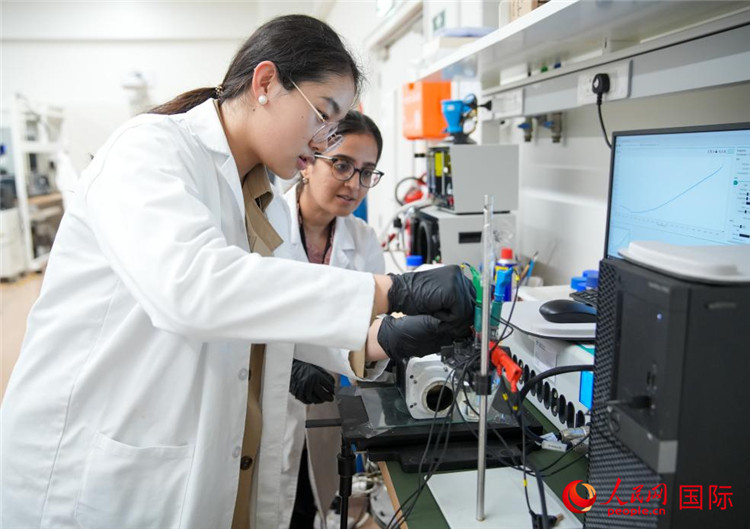 中國學(xué)生（左一）在嘗試操作電解水實(shí)驗(yàn)。人民網(wǎng)塔里克·易卜拉欣攝